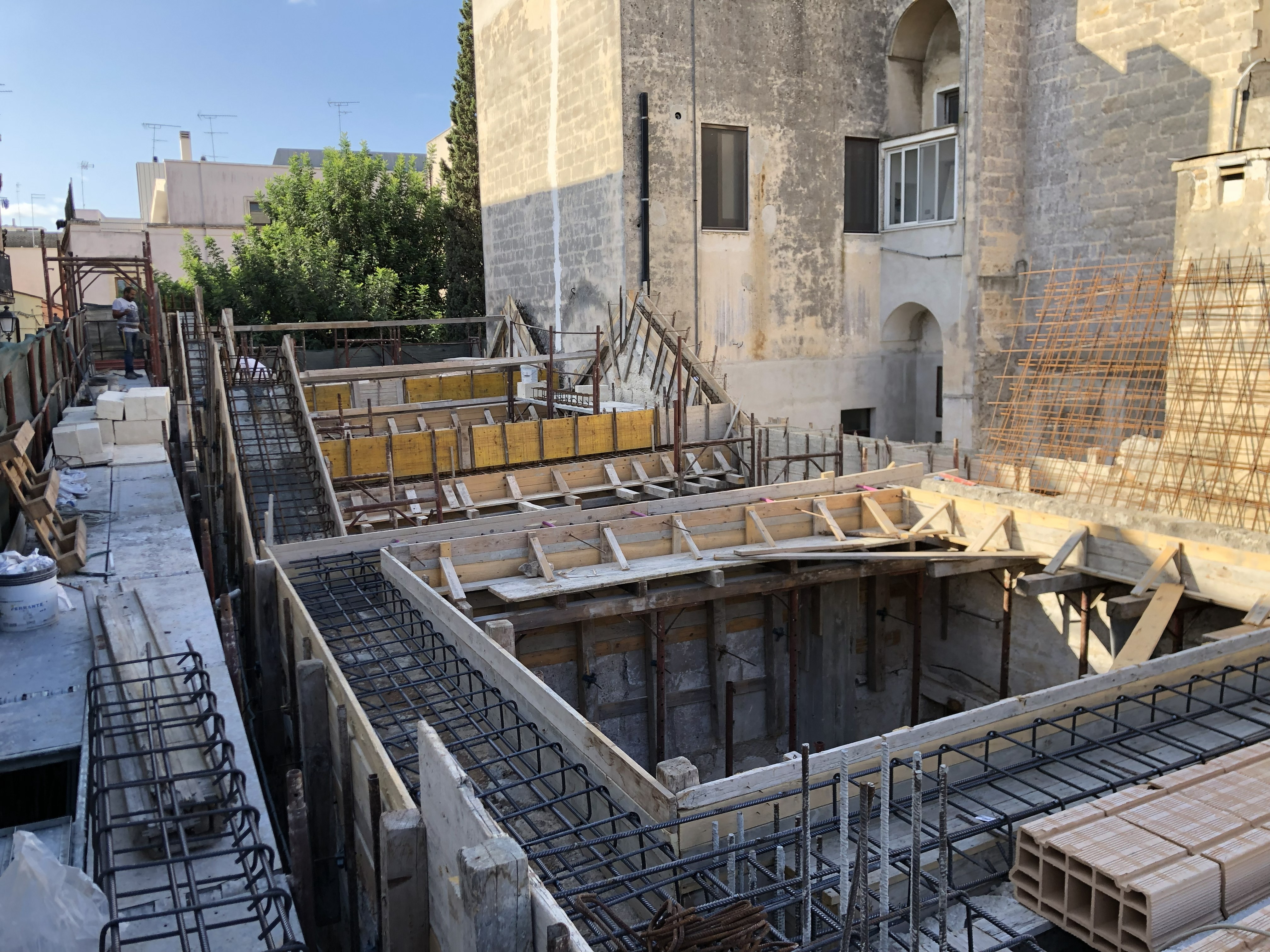 Cantiere di un edificio esistente con nuove strutture in calcestruzzo armato e casseforme